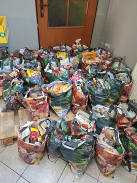 Paczki żywnościowe przygotowane z darów – pomoc dla rodzin w potrzebie